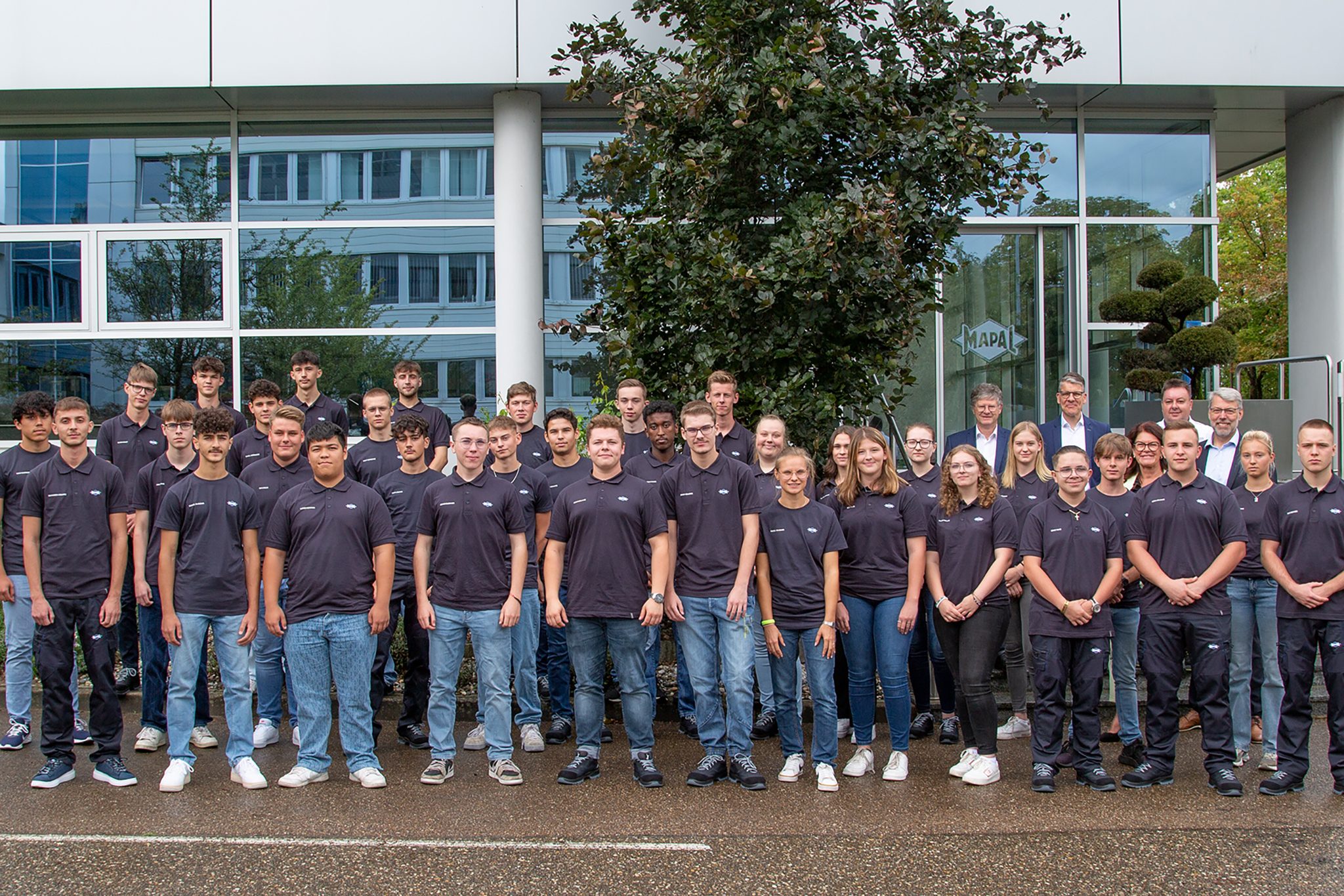 The new apprentices at the headquarters in Aalen with the trainers, supervisors and MAPAL CEO Dr. Jochen Kress.